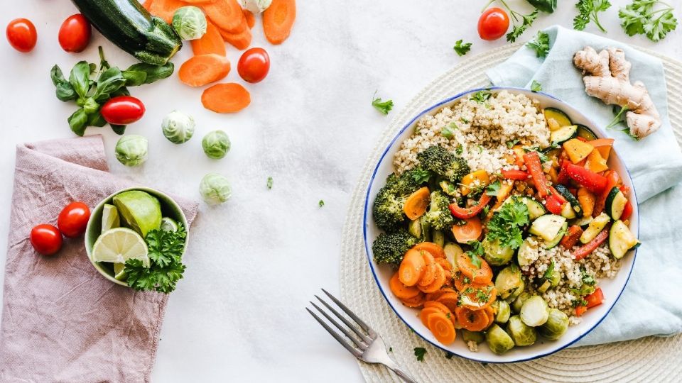 El ácido fólico, que de forma sustancial lo encontramos en las verduras de hoja verde como la lechuga. Foto: Especial