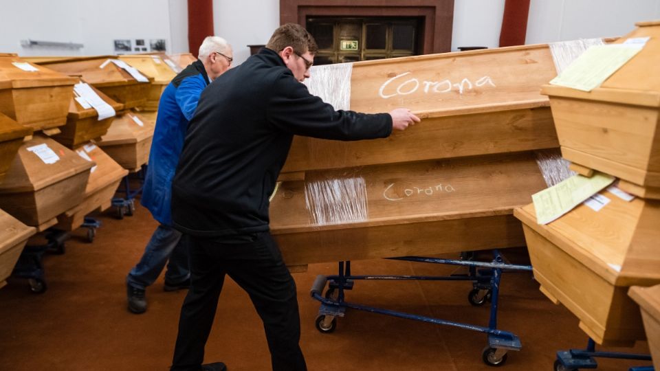 ALTA DEMANDA. En Alemania están a marchas forzadas ante los pedidos de ataúdes. Foto: AFP