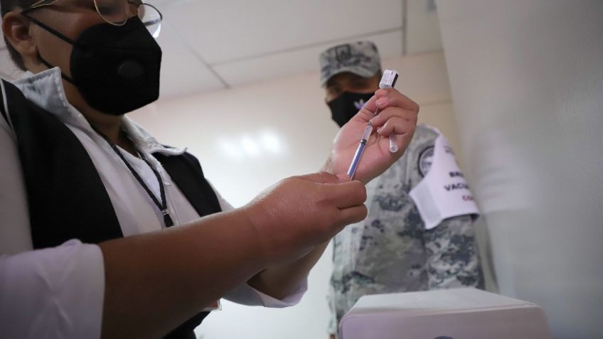 IMSS brinda atención a personal médico que recibió la vacuna contra el Covid-19