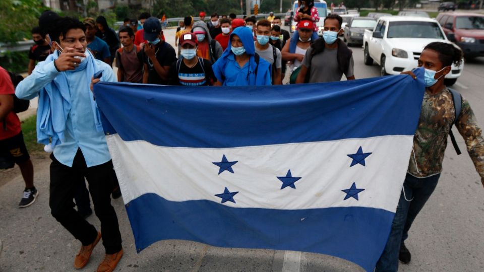 CARAVANA. Hondureños caminaron por una carretera en Choloma; buscan llegar a Estados Unidos. Foto: AP