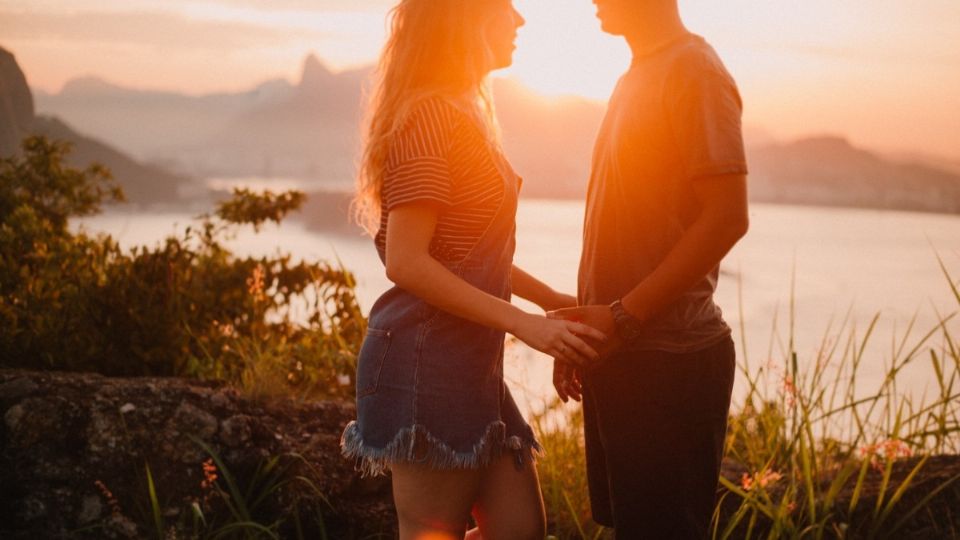 La teoría del triángulo del amor de Sternberg sostiene que para que en una pareja exista verdadero amor deben cohabitar la pasión, la intimidad y el compromiso. Foto: Especial