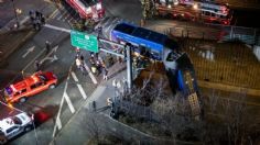 VIDEO VIRAL: Autobús queda colgando de un puente en autopista de Nueva York