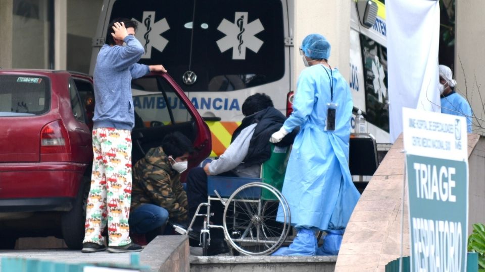 SIN TREGUA. El total de camas de la Ciudad de México es de siete mil 620, mientras que la ocupación hospitalaria en la red de
salud local es de 88 por ciento, y de 91 por ciento en los nosocomios federales. Foto: Guillermo O´Gam