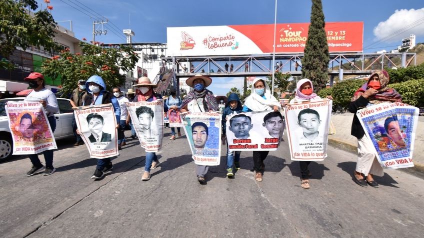 Padres de los 43 normalistas se deslindan de su vocero, tras anunciar que busca una diputación en Morena