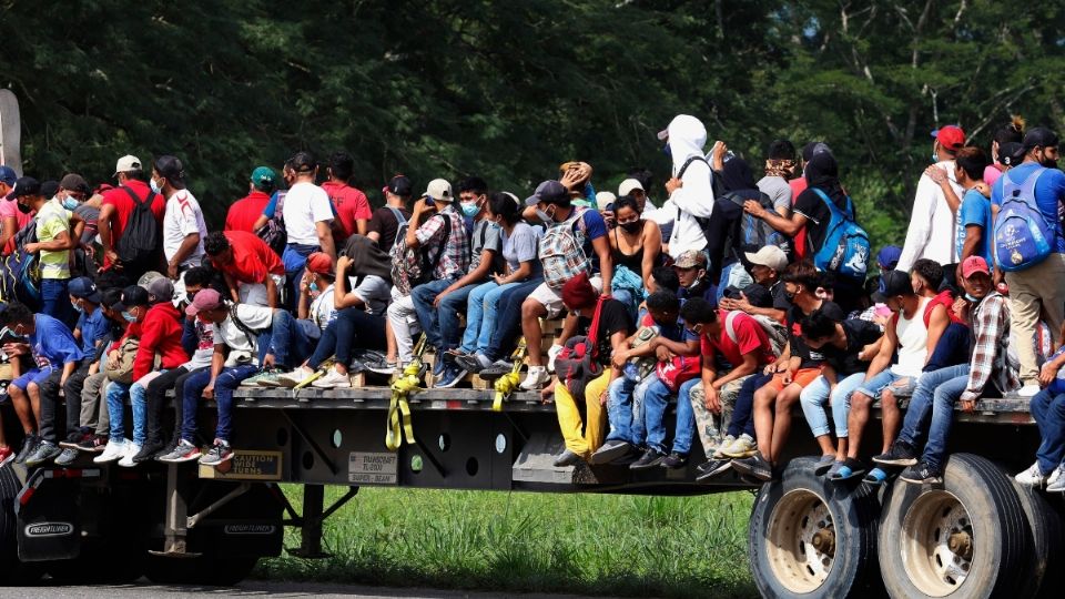 VIAJE. En Santa Rosa de Copan, Honduras, los migrantes aprovecharon el apoyo de camioneros para avanzar. Foto: AP