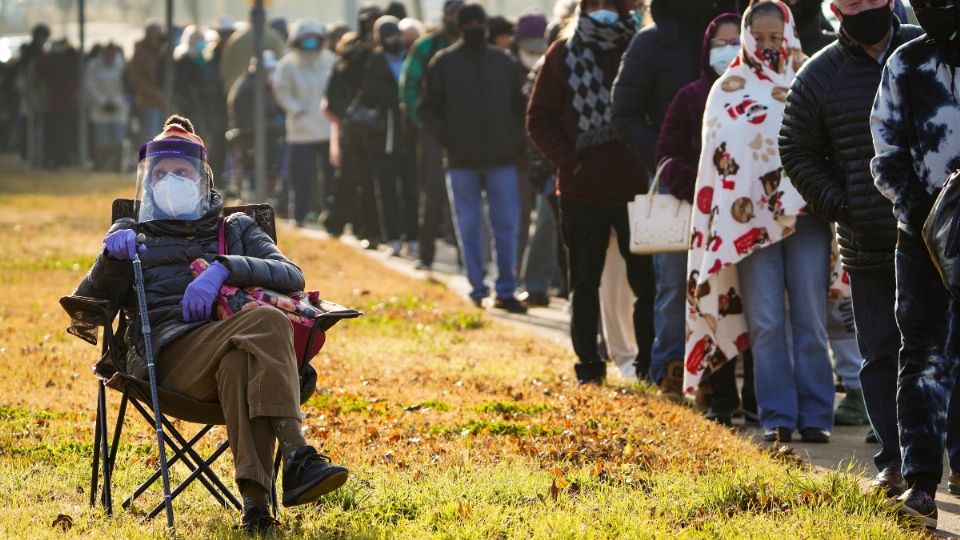 VACUNA ● Cientos esperan en largas filas, en el frío, para ser inmunizados en EU. Foto: AP