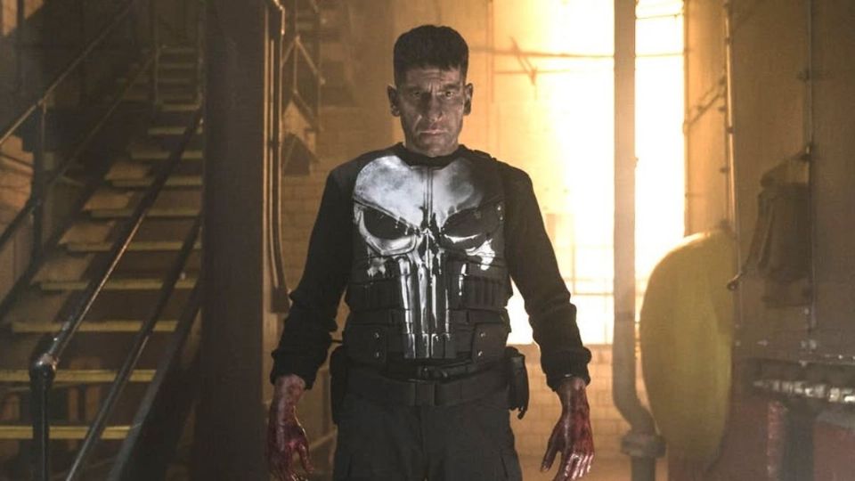 Jon Bernthal, quien interpretó a Frank Castle en la serie titular de Netflix, recurrió a su cuenta de Twitter para llamar a los alborotadores por apropiarse del logotipo. Foto: Especial