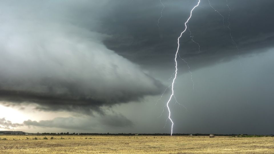 el hombre antes de que un rayo impactara cerca de él Foto: Especial