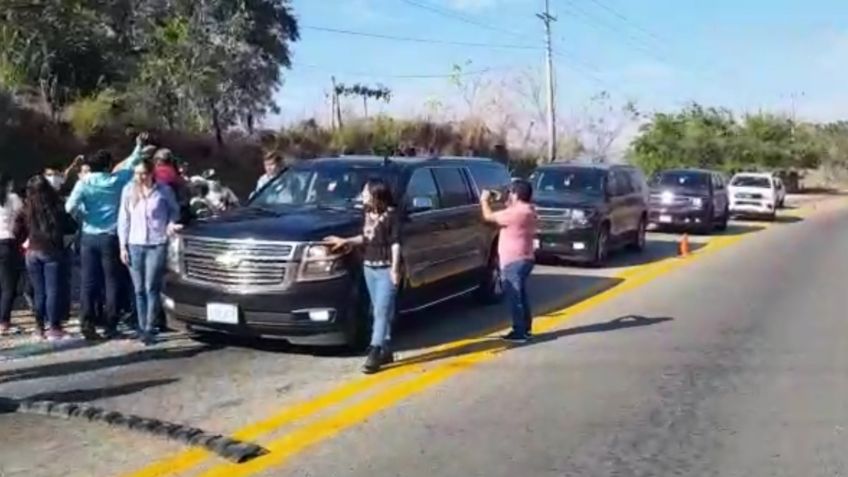 Policías comunitarios y niños basquetbolistas interceptan camioneta de AMLO en Guerrero: VIDEO