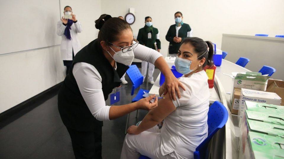 META CERCANA. Al final de enero deben quedar inmunizados 750 mil trabajadores del sector Salud. Foto: Cuartoscuro