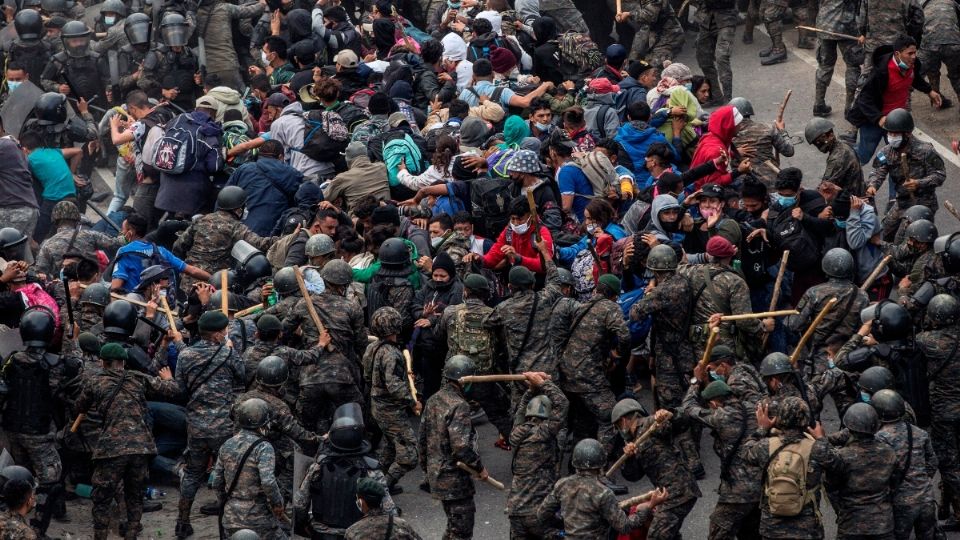 Fuerzas de seguridad arremetieron contra los migrantes. Foto: EFE