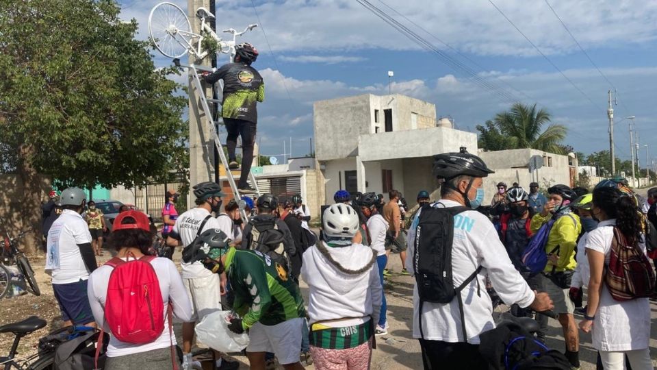 Los manifestantes colocaron una bicicleta blanca y pidieron que se haga justicia para Jacinto León García. Foto: Especial