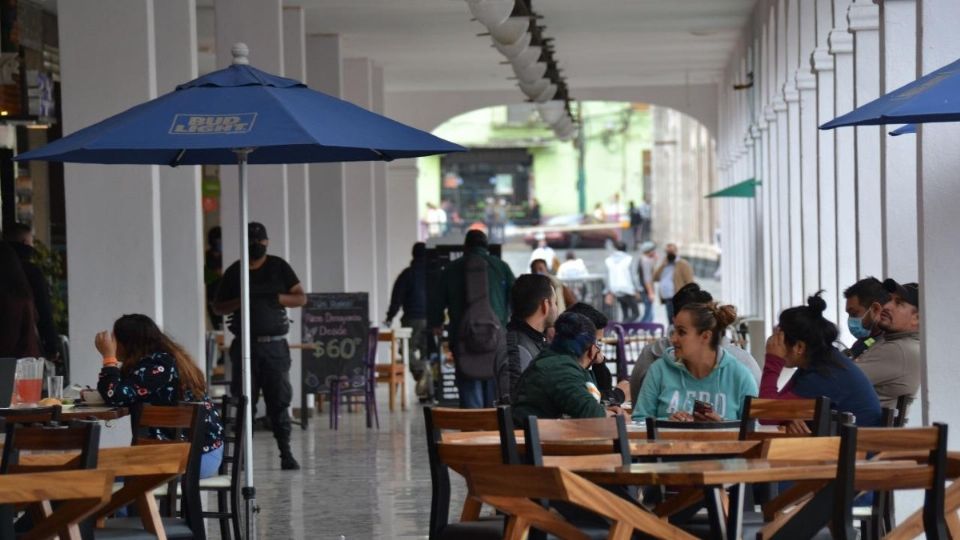 El secretario de Gobierno del Edomex pidió a las autoridades municipales vigilar el cumplimiento del sector restaurantero de operar sólo en espacios abiertos. Foto: Especial