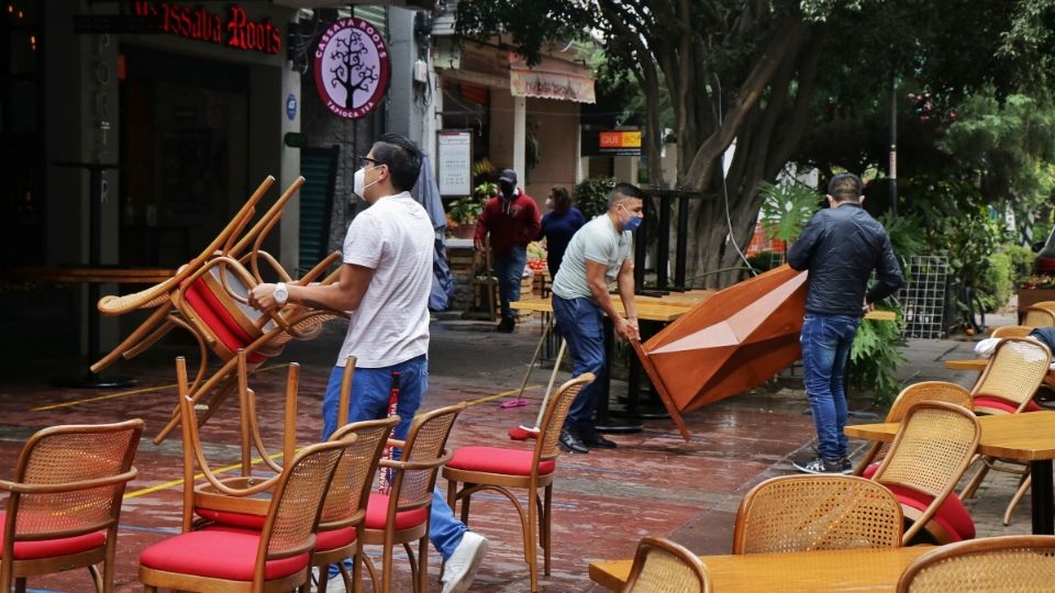 AL QUE MADRUGA ● Desde la mañana del domingo, trabajadores de establecimientos de Polanco pusieron manos a la obra. Foto: Yadín Xolalpa