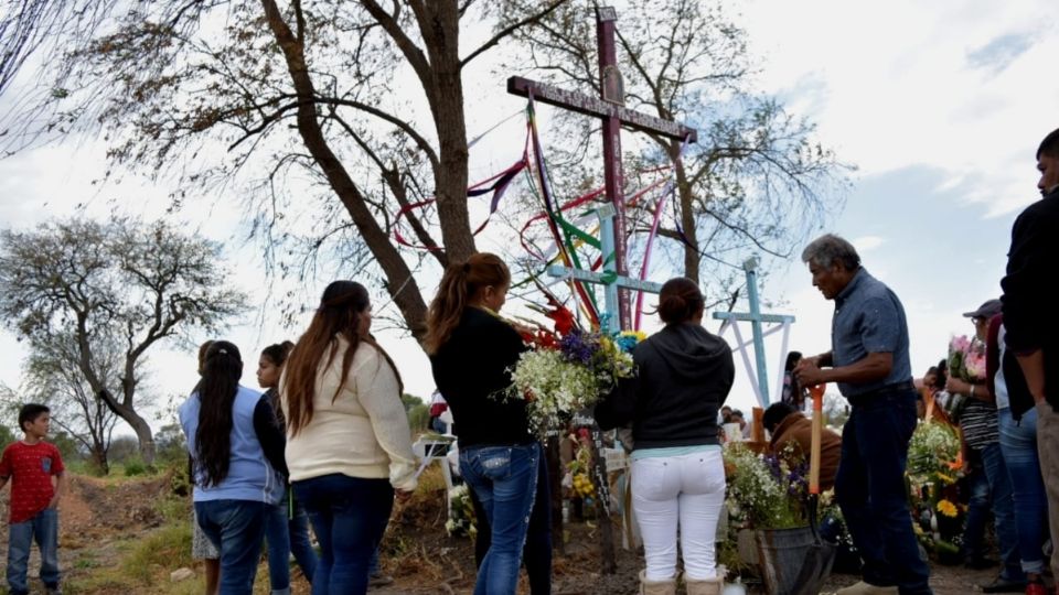 ANIVERSARIO. Los familiares de los fallecidos colocaron flores y pertenencias de los difuntos. Foto: Áxel Chávez