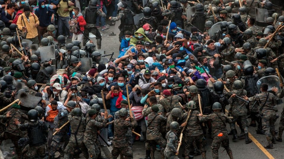 CHOQUE. A las 7:30 de la mañana de este domingo se registró el enfrentamiento. Al menos 500 soldados cerraron el paso. EFE