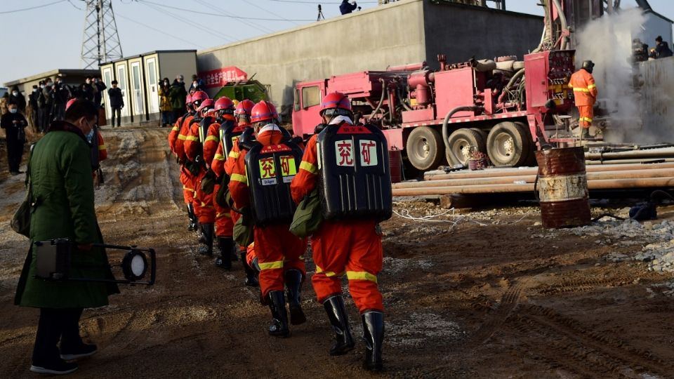 Rescatistas informaron que al menos 12 mineros dieron señales de vida. Foto: AFP