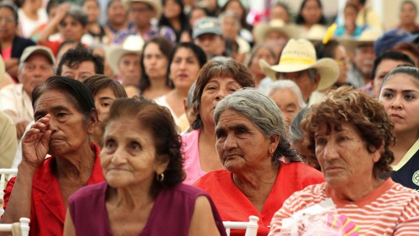 Pareja de viejitos vende dulces todos los días pese a Covid-19 para sobrevivir