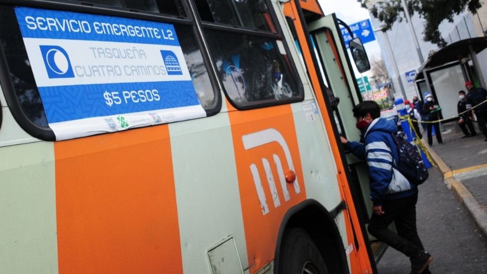 Una persona aborda el autobús RTP que apoya a la Línea 2 del Metro, la cual recorre desde Tasqueña a Cuatro Caminos. FOTO: DANIEL AUGUSTO /CUARTOSCURO.COM