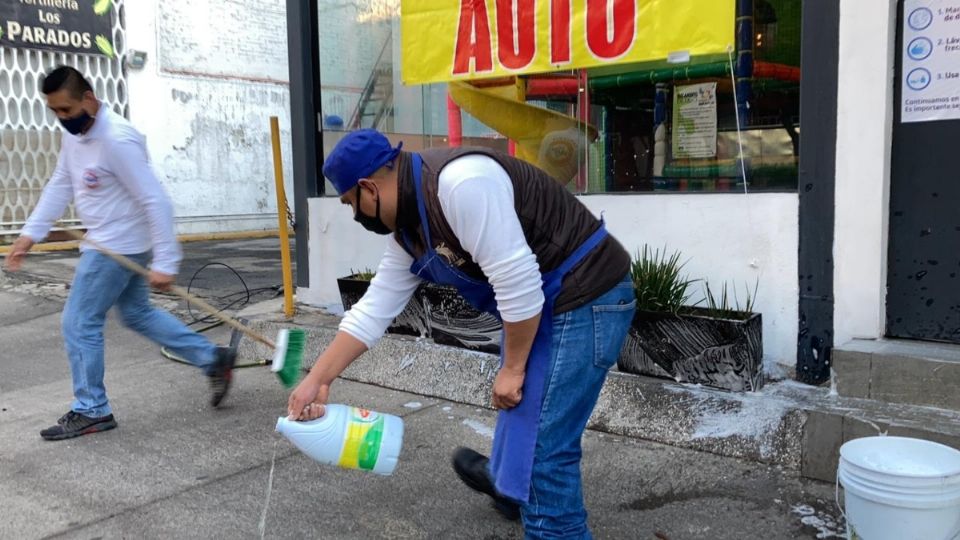 En caso de no contar con un espacio al aire libre, podrán utilizar los estacionamientos, banquetas, franjas de estacionamientos y el carril sobre el arroyo vehicular. FOTO: Gerardo Galicia