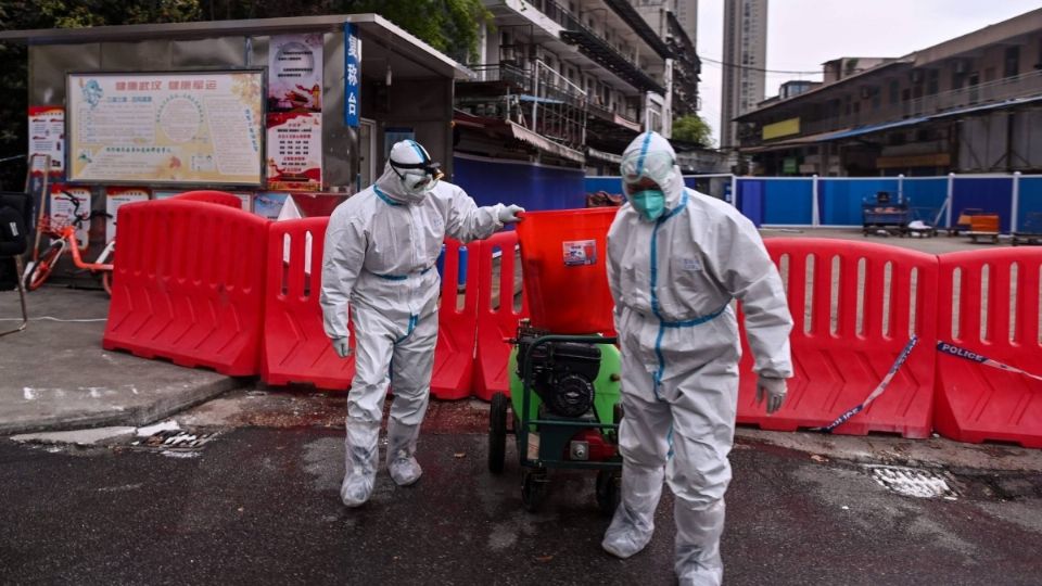 Los periodistas Yang Jun y Chen We realizaron un viaje a Wuhan, semanas antes de que la ciudad fuera confinada totalmente. FOTO: ESPECIAL