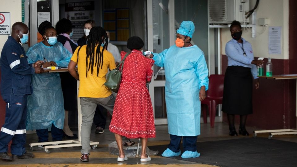 TRISTE REALIDAD. ● Los países pobres batallan para
recibir vacunas contra el COVID. Foto: AP