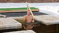 Putin se sumerge en agua HELADA en festividad religiosa: VIDEO