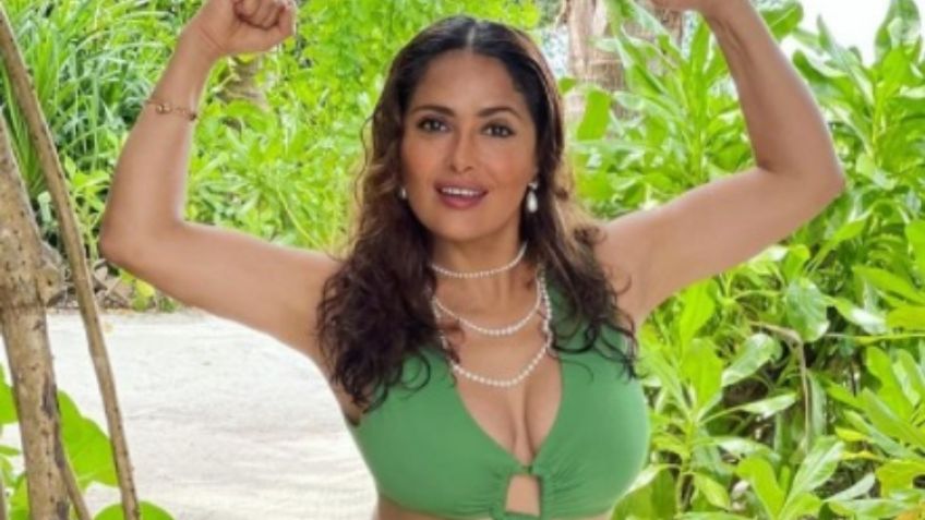 Salma Hayek medita en diminuto bikini negro: FOTOS