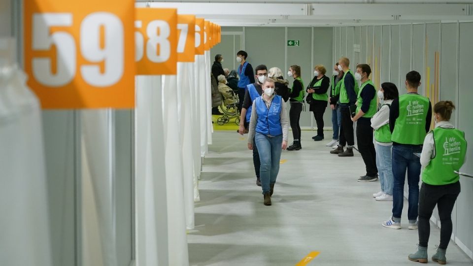 EN ALEMANIA. Trabajadores organizan un centro de vacunación en el recinto ferial Messe, en Berlín. Foto: Reuters