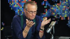 Hospitalizan a Larry King tras dar positivo a COVID-19