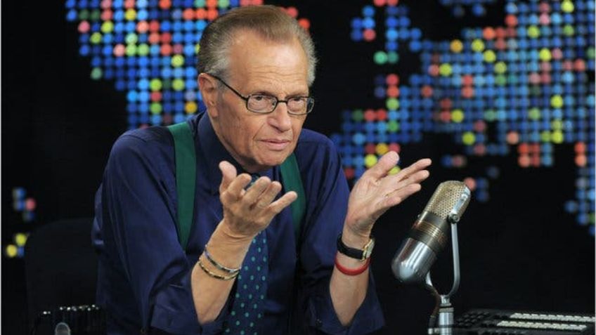 Hospitalizan a Larry King tras dar positivo a COVID-19