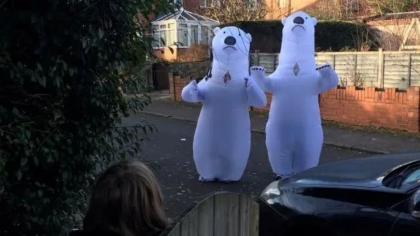 ¡Intenta no llorar! Abuelitos se disfrazan de osos polares para abrazar a sus nietos tras meses de no verlos