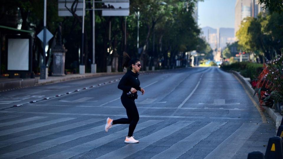 DAN UNA TREGUA.  Las calles de la Ciudad de México lucieron semivacías el primer día del año. La capital del país se encuentra en semáforo epidemiológico en rojo, debido a la alta ocupación en los hospitales. Foto: Guillermo O' Gam