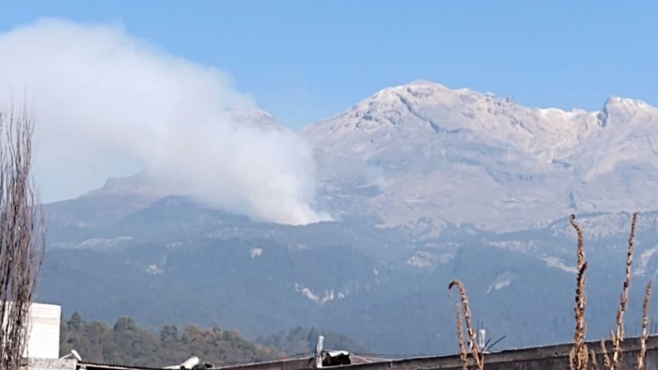 El incendio se registra el Parque Nacional Iztaccíhuatl-Popocatépetl. Foto: @ gabrielmena07