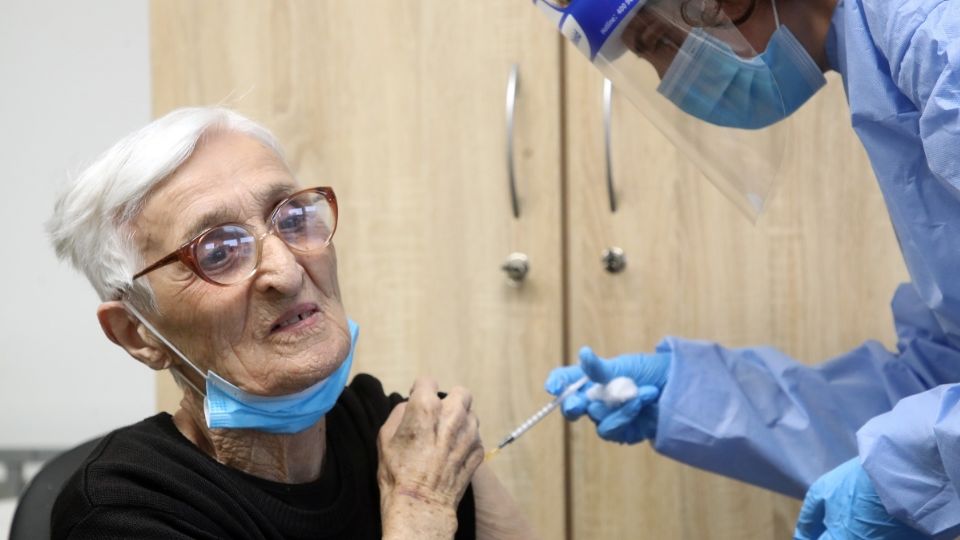 PRIORIDAD. Ancianos y personal médico son los primeros en vacunarse. Foto: AFP