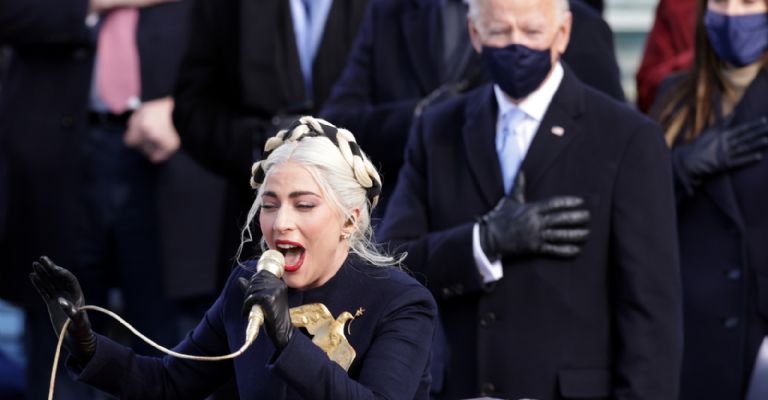 Lady Gaga deja su marca al interpretar el himno americano. 