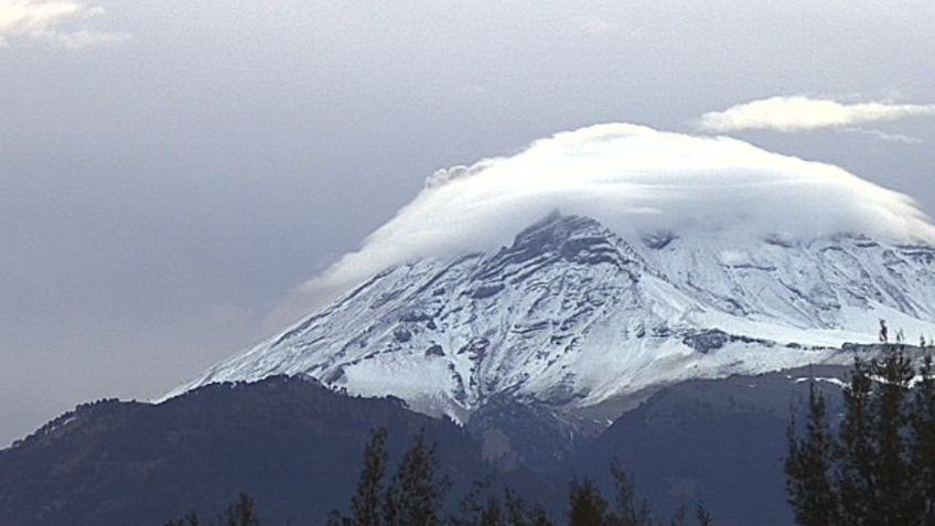 Popocatépetl amanece nevado y registra emisión de gases y cenizas: FOTOS