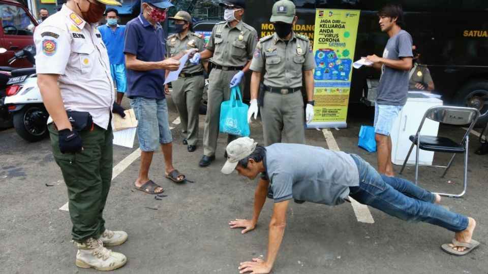 Las personas que no llevaban mascarillas tienen que hacer 50 flexiones y los que las portan inadecuadamente, 15. FOTO: ESPECIAL