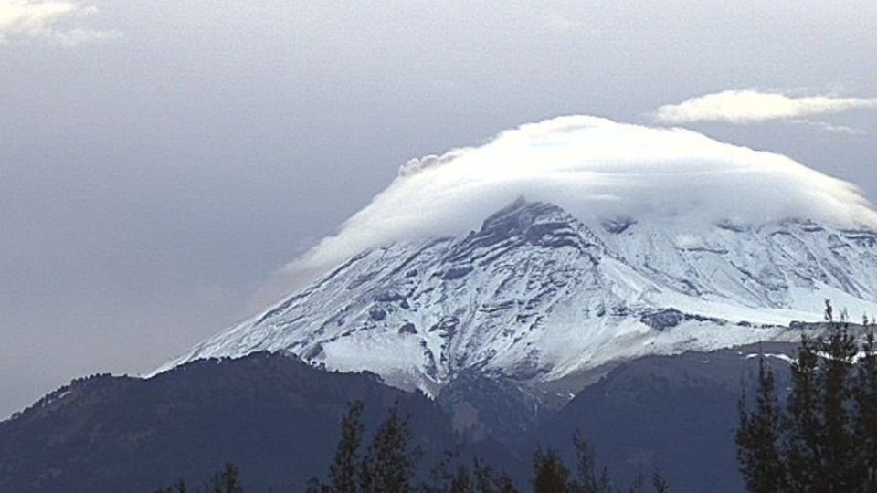 Así depsierta el Popocatépetl este miércoles. FOTO: Twitter / webcamsdemexico