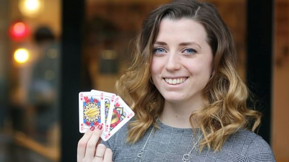 Indy Mellink es una joven holandesa de 23 años y fan del juego de cartas. FOTO: Reuters