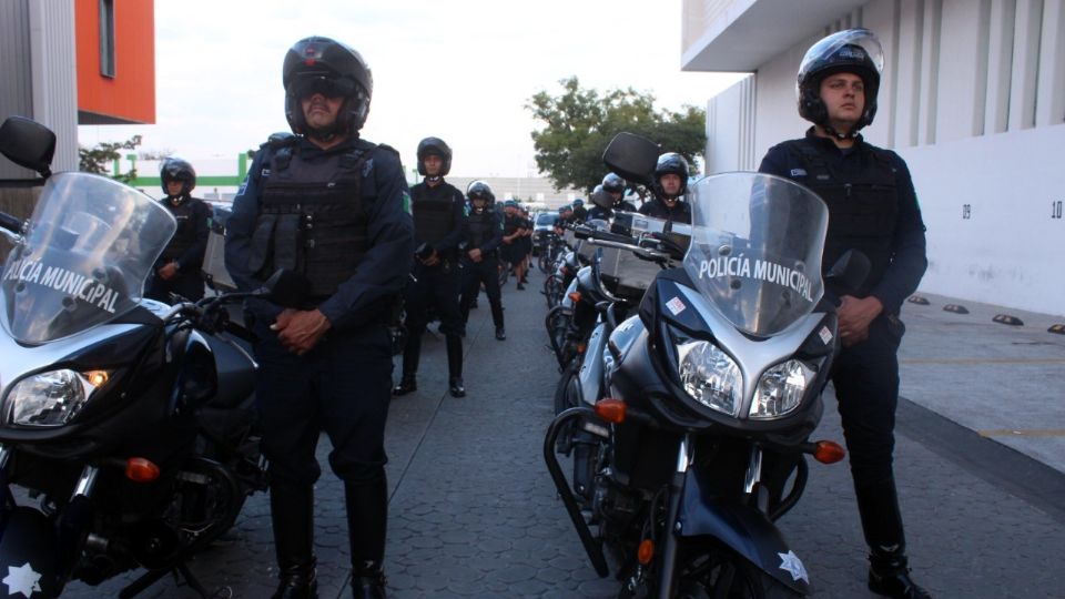 Los policías fueron destituidos de su cargo por someter a una pareja que no usaba cubrebocas. Foto: Especial