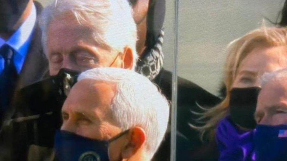 El expresidente fue captado con los ojos cerrados durante el discurso del nuevo presidente. Foto: Especial