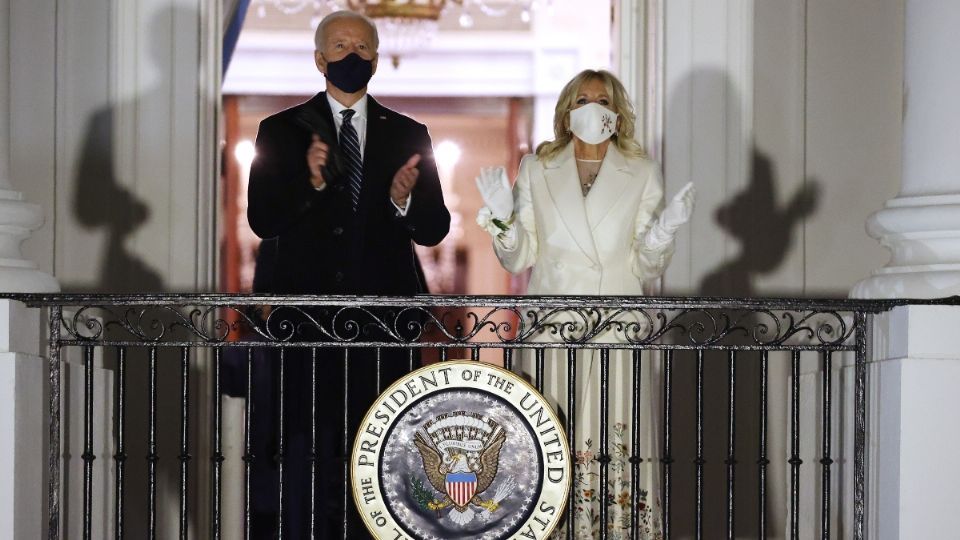 La pareja presidencial observando los fuegos artificiales en su honor la tarde de este 20 de enero de 2021. Foto: AFP