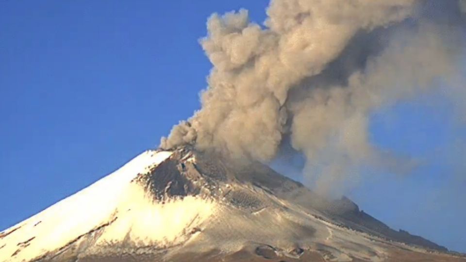 El volcán registró emisión de ceniza durante la mañana de este jueves. FOTO: Twitter / webcamsdemexico