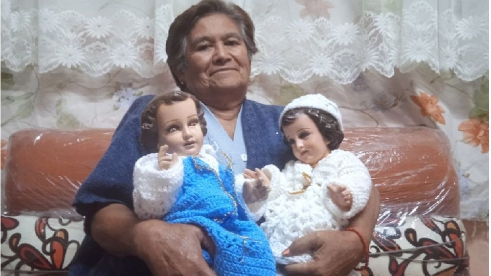 Yolanda Hernández teje ropa de figuras religiosas para poder sobrevivir
FOTO: Facebook