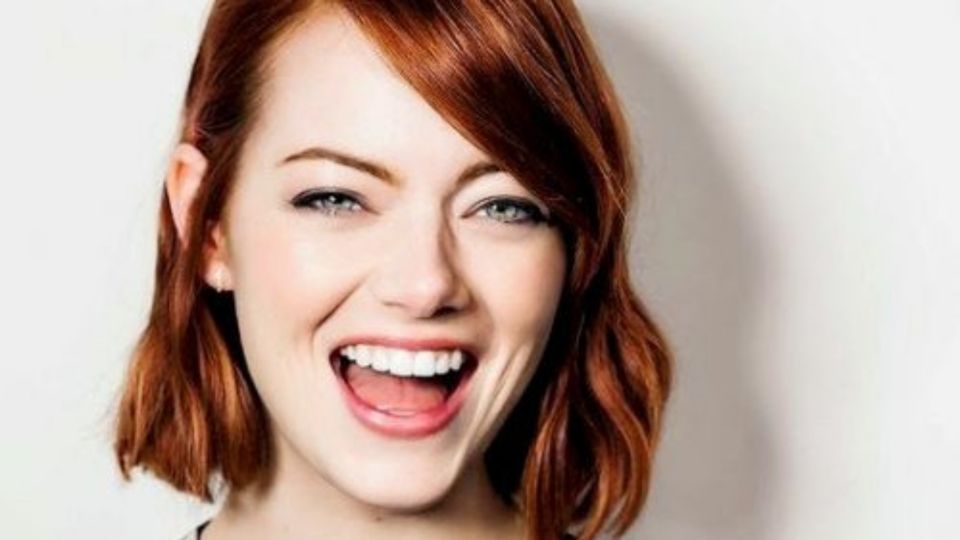 La actriz Emma Stone es una de las famosas que ha llevado el flequillo de lado con todo el estilo y glamour. Foto: Especial