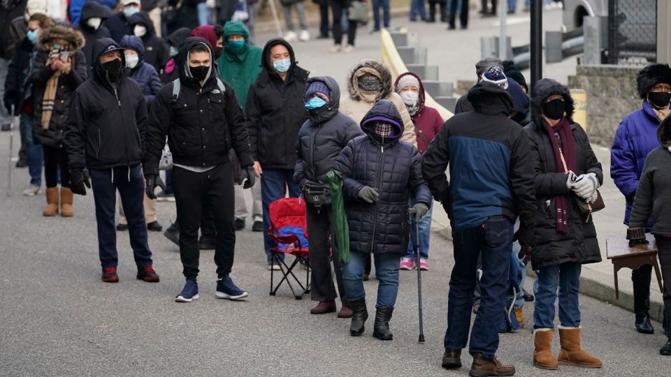 NUEVA JERSEY. Personas esperan para recibir la vacuna COVID-19, en Paterson. Foto: AP