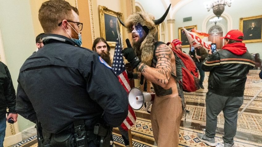 “Trump me ENGAÑÓ”: QAnon Shaman se ARREPIENTE del ataque al Capitolio