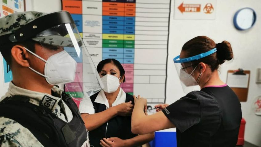 Nuevo León pide vacunas para todos los trabajadores médicos