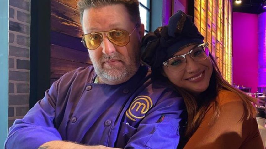 Con esposas en mano, Lizzi manda propuesta indecorosa al Chef Herrera: VIDEO